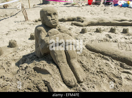 Christchurch, Nuova Zelanda. 7 febbraio, 2015. Serpenti di mare, sirene e castelli gigante germogliato dalla spiaggia di New Brighton alla quarta Nuova Zelanda castello di sabbia la concorrenza. Dilettanti e professionisti carving sabbia/scolpire i team e i singoli in concorrenza per i trofei e premi per la creazione di sculture di sabbia raffiguranti un tema di ''castelli della vostra mente, '' ''creatures del mare'' o ''Kiwiana. Credito: PJ Heller/ZUMA filo/Alamy Live News Foto Stock