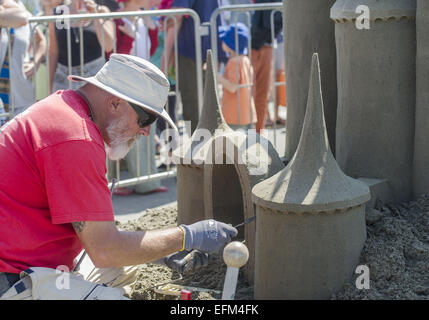 Christchurch, Nuova Zelanda. 7 febbraio, 2015. Serpenti di mare, sirene e castelli gigante germogliato dalla spiaggia di New Brighton alla quarta Nuova Zelanda castello di sabbia la concorrenza. Dilettanti e professionisti carving sabbia/scolpire i team e i singoli in concorrenza per i trofei e premi per la creazione di sculture di sabbia raffiguranti un tema di ''castelli della vostra mente, '' ''creatures del mare'' o ''Kiwiana. Credito: PJ Heller/ZUMA filo/Alamy Live News Foto Stock