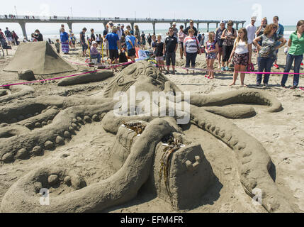 Christchurch, Nuova Zelanda. 7 febbraio, 2015. Serpenti di mare, sirene e castelli gigante germogliato dalla spiaggia di New Brighton alla quarta Nuova Zelanda castello di sabbia la concorrenza. Dilettanti e professionisti carving sabbia/scolpire i team e i singoli in concorrenza per i trofei e premi per la creazione di sculture di sabbia raffiguranti un tema di ''castelli della vostra mente, '' ''creatures del mare'' o ''Kiwiana. Credito: PJ Heller/ZUMA filo/Alamy Live News Foto Stock