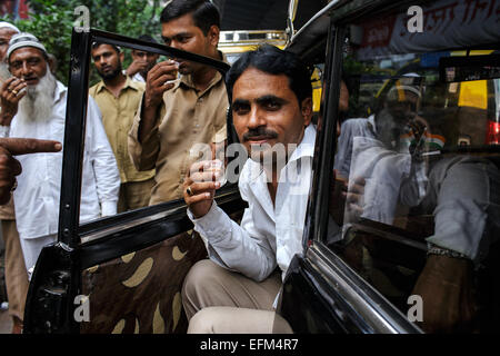 Un taxi driver nel suo Premier Padmini auto in Mumbai. Foto Stock