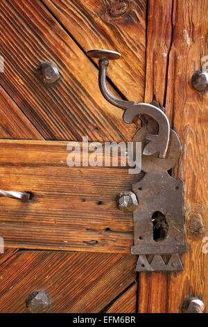 Antica fermo sulla bella porta di legno, ingresso particolare del vecchio rumeno tradizionale chiesa Foto Stock