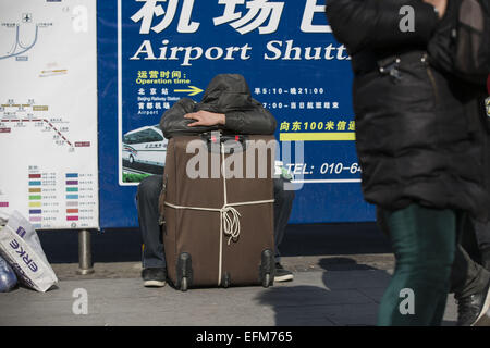 Pechino, Cina. 5 febbraio, 2015. Presso la Stazione Ferroviaria di Pechino. Il Festival di Primavera di viaggio Rush, noto anche come Chunyun in cinese è considerata la più grande migrazione annuale. Il 2015 Festival di Primavera di viaggio rushÂ è da febbraio4. a mar 15, durante whichÂ i biglietti del treno sono sotto la grande richiesta. Il numero di passeggeri è previsto per raggiungere 2,807 milioni durante il Festival di Primavera di picco stagione di viaggio di quest'anno. © Jiwei Han/ZUMA filo/Alamy Live News Foto Stock