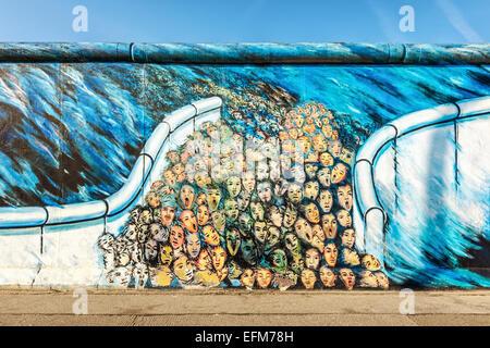 Arte dei graffiti raffiguranti le persone in fuga a Berlino Est sul muro di Berlino a East Side Gallery di Berlino, Germania, Europa Foto Stock