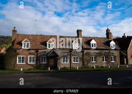 Tradizionale in mattoni e pietra focaia bungalow villaggio Turville Buckinghamshire REGNO UNITO Foto Stock