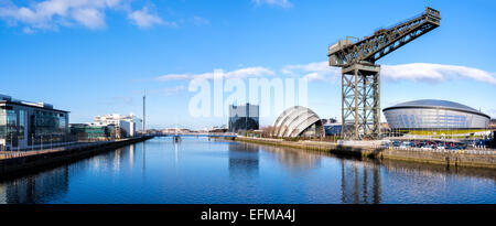 Vista panoramica del fiume Clyde a Glasgow, guardando ad ovest al SECC (Armadillo), il SSE idro, il Finnieston gru, le campane, B Foto Stock