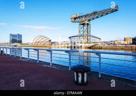 Fiume Clyde marciapiede cercando di Idro, il SECC (Armadillo), egli Finnieston gru e le campane Bridge, Glasgow, Scotland, Regno Unito. Foto Stock