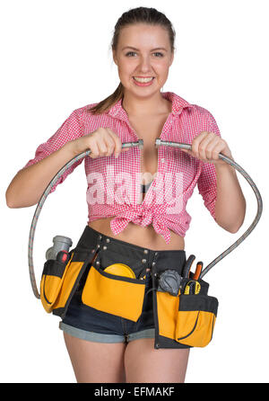 Donna in strumento di trattenimento della cinghia flessibile di toccare il tubo flessibile Foto Stock