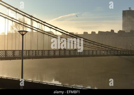 Glasgow, Scotland, Regno Unito. Il 7 febbraio, 2015. Regno Unito meteo. scene atmosferica al South Portland Street ponte di sospensione come il fiume Clyde a Glasgow è avvolta nella nebbia Credito: Tony Clerkson/Alamy Live News Foto Stock