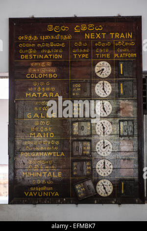 Vecchio calendario in legno con solo pochi treni di fermarsi qui quotidianamente al tetro,silenzioso,vuoto anuradhapura stazione,Sri Lanka, Foto Stock