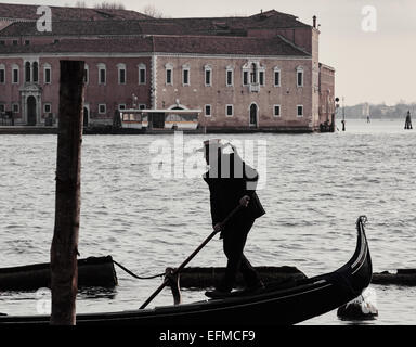 Gondoliere canottaggio gondola sulla laguna di Venezia Veneto Italia Europa Foto Stock