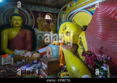 Buddha reclinato statua all'interno di uno dei mondi più grandi edifici in mattoni, anuradhapura,jetavanarama,pagoda,stupa,Sri Lanka, Foto Stock