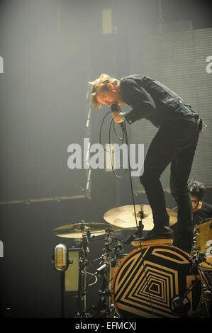 Wolverhampton, Regno Unito. Il 6 febbraio, 2015. Il Kaiser Chiefs live a Wolverhampton Civic Hall, Ricky Wilson esegue ed è sul fuoco. Credito: Malcolm Brice/Alamy Live News Foto Stock