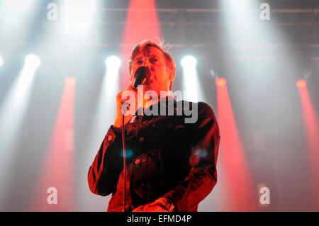 Wolverhampton, Regno Unito. Il 6 febbraio, 2015. Il Kaiser Chiefs live a Wolverhampton Civic Hall, Ricky Wilson esegue ed è sul fuoco. Credito: Malcolm Brice/Alamy Live News Foto Stock