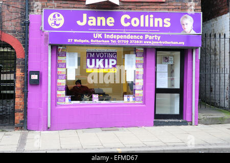 Rotherham, South Yorkshire, Regno Unito.07th Febbraio 2015 . Il UKIP - UK Independence Party aprire un nuovo ufficio della sede centrale a Rotherham town center su Wellgate .l'UKIP leader è stata dovuta a tagliare un nastro presso l' ufficio di candidato alle elezioni Jane Collins ieri(06/02/2015) ma il suo team ha detto che non era venuta fuori su consigli della polizia.Round quaranta manifestanti circondato l'ufficio gridando UKIP non sono i benvenuti nella città . Credito: IFIMAGE/Alamy Live News Foto Stock