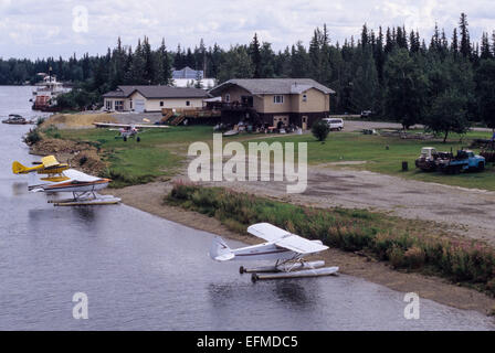 Fairbanks, Alaska, Tanana River. Aeroplani nel vostro cortile anteriore: uno in uscita per un atterraggio. Idrovolanti nel fiume Tanana. Foto Stock