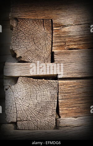 Tradizionali travi di legno dettaglio sulla chiesa della Transilvania parete Foto Stock