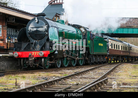 Regione meridionale N15 vapore luogo 777 Sir Lamiel dirigendo un treno passeggeri alla stazione ferroviaria di Quorn sulla Grande Ferrovia Centrale Foto Stock