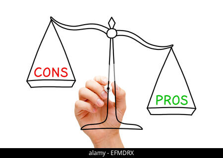 Disegno a mano i pro e i contro il concetto di scala con il marcatore sulla cancellazione trasparente bordo isolato su bianco. Foto Stock