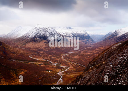 I vertici di Buachaille Etive Beag e Bidean nam Bian coperto di neve. Foto Stock