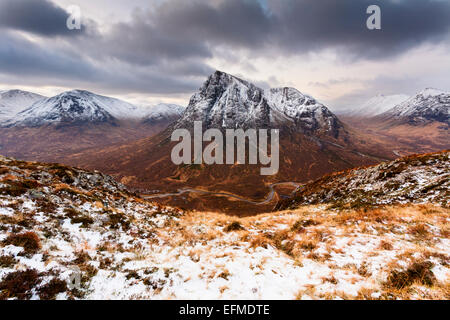 Il Buachaille Etive Mor visto da Beinn un Chrulaiste in inverno Foto Stock