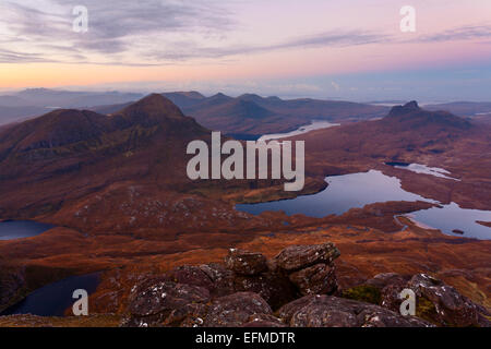 Cul Beag e Stac Pollaidh sono mostrati affiancati e separati da Loch un Doire Dhuibh e torreggianti sopra Inverpolly da Cul Mor Foto Stock