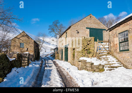 Fattoria Lee vicino a Upper Booth nella valle di Edale. Il sentiero per Jacobs scala in una giornata invernale innevata. Derbyshire, Inghilterra. Foto Stock