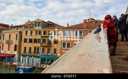 Tourist in maschera che posano per una fotografia sul Ponte di Rialto Venezia Veneto Italia Europa Foto Stock