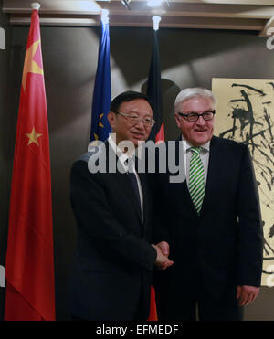 Monaco di Baviera. 7 febbraio, 2015. Cinese Consigliere di Stato Yang Jiechi (L) incontra il Ministro degli esteri tedesco Frank-Walter Steinmeier, a Monaco di Baviera, Germania, il 7 febbraio, 2015. © Luo Huanhuan/Xinhua/Alamy Live News Foto Stock