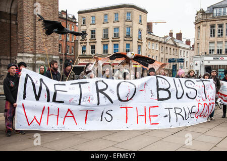 Bristol, Regno Unito. Il 7 febbraio, 2015. I manifestanti che hanno occupato gli alberi, impedendo un progetto di costruzione a partire, ha preso la loro protesta per le strade di Bristol. Essi sono contrari ad un nuovo schema di bus che vedrà la distruzione di spazio verde che è attualmente utilizzata dalla comunità locale progetto Alimentazione, Bristol e assegnazioni di residenti. I dimostranti sono stati camping in alberi per sei giorni al consiglio-terreni di proprietà in Stapleton. Metrobus è un controverso, £200m regime volto a migliorare i collegamenti di trasporto a Bristol. 7 febbraio 2015. Bristol, Regno Unito. Credito: Fotografia Redorbital/Alamy Live News Foto Stock