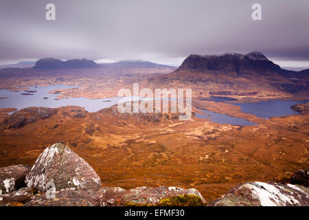 Vista dal vertice di Stac Pollaidh, che si affaccia sulla maestosa collina Cul Mor e Suilven nel Inverpolly Assynt e regioni Foto Stock