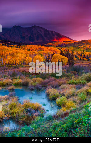 Il cielo è dipinto di sfumature di rosa come East Beckwith Monte lungo Kebler passano in Colorado è dipinto in colori ricchi di alpeng Foto Stock