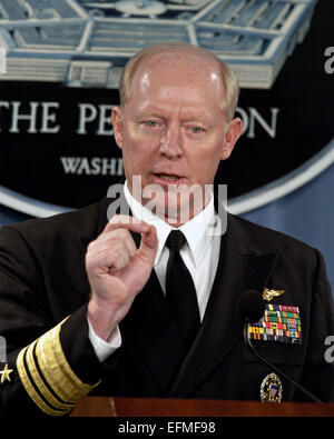 US Navy Vice Adm. Robert Willard mutandine reporters del Dipartimento della Difesa anno fiscale 2006 budge presso un pentagono press briefing Febbraio 7, 2005 in Arlington, VA. Foto Stock