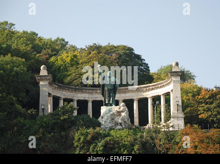 St Gellert statua che domina Budapest Ungheria Foto Stock