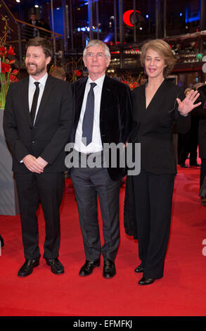 Berlino, Germania. 06 feb 2015. Direttore britannico Andrew Haigh (L-R), attore britannico Tom Courtenay e attrice Charlotte Rampling arrivare per lo screening del '45 Anni' durante il sessantacinquesimo annuale di Festival del Cinema di Berlino, Berlino, Germania, 06 febbraio 2015. Il film è presentato in Concorso Ufficiale della Berlinale, che va dal 05 al 15 febbraio 2015. Foto: JOERG CARSTENSEN/dpa/Alamy Live News Foto Stock