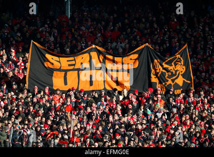 Stuttgart, Germania. 07 feb 2015. Monaco di Baviera è un fan tenere premuto su un banner che recita "Ciao Udo' durante il calcio tedesco Bundesliga match tra VfB Stuttgart e FC Bayern Monaco di Baviera al Mercedes-Benz Arena a Stoccarda, Germania, 07 febbraio 2015. Foto: Ronald Wittek/dpa (ATTENZIONE: grazie alle linee guida di accreditamento, il DFL consente solo la pubblicazione e utilizzazione di fino a 15 immagini per corrispondenza su internet e nei contenuti multimediali in linea durante la partita.)/dpa/Alamy Live News Foto Stock