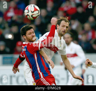 Stuttgart, Germania. 07 feb 2015. Stuttgart, Georg Niedermeier (R) il sistema VIES per la palla con Monaco di Baviera Xabi Alonso durante il calcio tedesco Bundesliga match tra VfB Stuttgart e FC Bayern Monaco di Baviera al Mercedes-Benz Arena a Stoccarda, Germania, 07 febbraio 2015. Foto: Ronald Wittek/dpa (ATTENZIONE: grazie alle linee guida di accreditamento, il DFL consente solo la pubblicazione e utilizzazione di fino a 15 immagini per corrispondenza su internet e nei contenuti multimediali in linea durante la partita.)/dpa/Alamy Live News Foto Stock