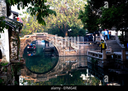 Antichi ponti sul canal nella città antica, Zhouzhuang Foto Stock