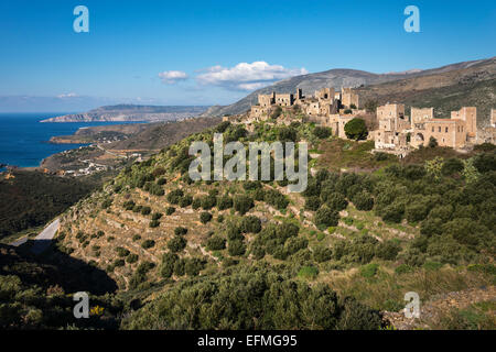 La torre in pietra case del villaggio di Vathia e la spettacolare costa del profondo Mani in background, sud del Peloponneso, Foto Stock