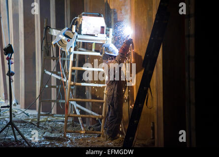 ENSCHEDE, Paesi Bassi - 27 Okt 2014: saldatore a lavorare su un sito in costruzione Foto Stock