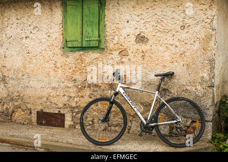 Bicicletta e parete spiovente, Velebit settentrionale parco nazionale, Croazia Foto Stock