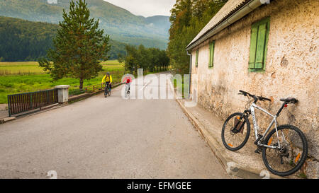 Bicicletta e parete spiovente (ciclisti su strada), Velebit settentrionale parco nazionale, Croazia Foto Stock