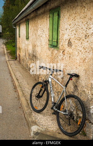 Bicicletta e parete spiovente, Velebit settentrionale parco nazionale, Croazia Foto Stock