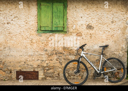 Bicicletta e parete spiovente, Velebit settentrionale parco nazionale, Croazia Foto Stock