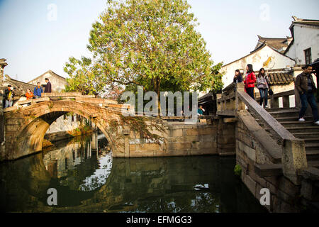 Antichi ponti sul canal nella città antica, Zhouzhuang Foto Stock