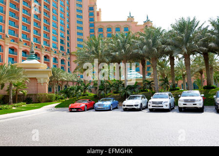 L'Atlantis Palm hotel e limousine. Si trova sull'isola artificiale Palm Jumeirah Foto Stock