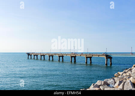 La pesca del molo sul mare Isola di gabbiano, una parte del 23 miglio lungo la Chesapeake Bay Bridge-Tunnel, vicino a Virginia Beach, Virginia, Stati Uniti d'America Foto Stock