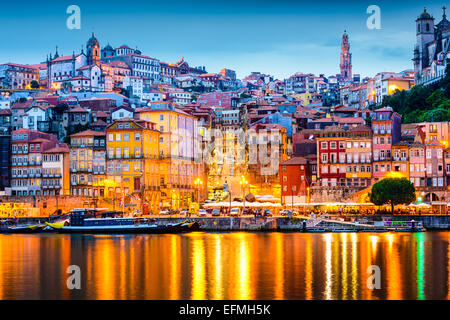 Porto, Portogallo città vecchia skyline di tutto il fiume Douro. Foto Stock