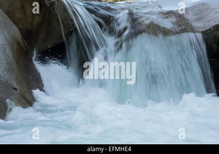 Versare acqua su granito Foto Stock