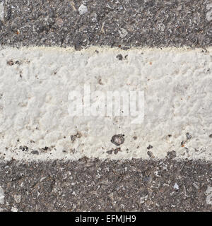 Striscia dipinta di bianco su asfalto Foto Stock