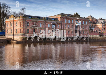 Il magazzino di incollaggio, architettura tradizionale sulle rive del fiume Ouse a York, North Yorkshire, Inghilterra, ora convertito Foto Stock